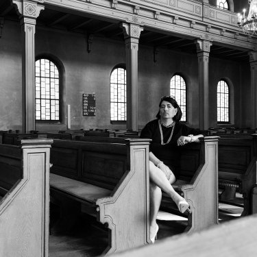 ME AND THE CHURCH 1, 2023, Selbstinszenierung Fotografie auf Leinwand, 100x150cm